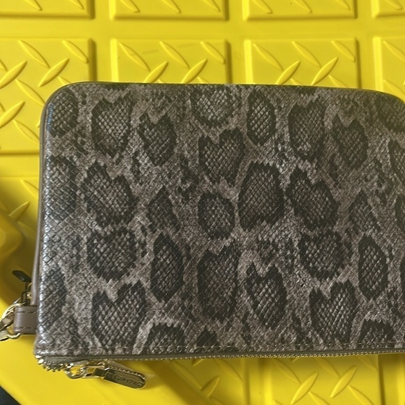 6 Leaped Brown Wristlet - Picture 3 of 7